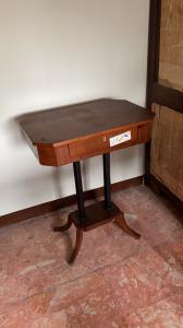 Mesa de apoio Biedermaier em mogno com gaveta